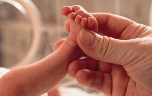Ετοιμάζονταν να κηδεύσουν το μωρό τους – Και τότε, το άκουσαν να κλαίει!
